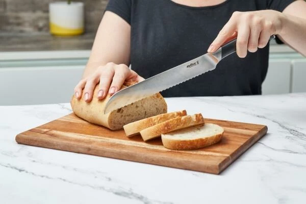 Zyliss Comfort Pro Brotmesser, 20 cm Zyliss Comfort Pro Brotmesser, 20 Cm -KitchenAid shop 220 E920268 BREAD KNIFE 20CM IN USE HR