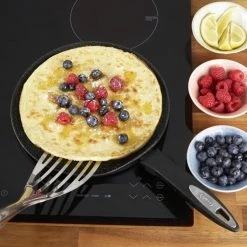 Zyliss Crepé-Pfanne Aus Geschmiedetem Aluminium, Antihaftbeschichtung, 25 Cm -KitchenAid shop 220 E980130 Forged Aluminium Crepe Pan 25cm In Use
