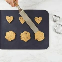 Zyliss Flaches Backblech Mit Antihaftbeschichtung -KitchenAid shop 220 E980192 E980211 Zyliss BakingSheetAndAngledPaletteKnife InUse HR