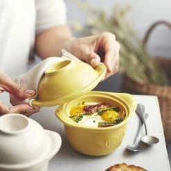 Emile Henry Mini-Auflaufform "Egg Nest" In Provence 9 Emile Henry Mini-Auflaufform "Egg Nest" In Provence -KitchenAid shop EH 8409 Life Oeuf EggNest EggCocotte Opening V