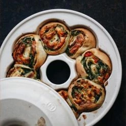 Emile Henry Unterteil Für Brotkranz-Backform Rund In Grand Cru -KitchenAid shop Emile Henry Brotkranzbackform Spinatschnecken LD 2