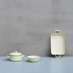 Riess Emaille Riess Auflaufform Mit Griffen Aus Emaille In Nilgrün 8 Riess Emaille Riess Auflaufform Mit Griffen Aus Emaille In Nilgrün -KitchenAid shop RIESS AMBIENTE CLASSIC Pastell Bunt Nilgruen 03 highres