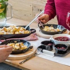 Riess Emaille Riess Bratpfanne Mit Deckel, Quadratisch In Schwarz Aus Emaille -KitchenAid shop RIESS AMBIENTE Classic Schwarzemaille 01 highres 2