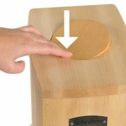 Schnitzer Kombimühle Vario Mit Holztrichter -KitchenAid shop Trichterplattenabdeckung eindruecken Hand 1